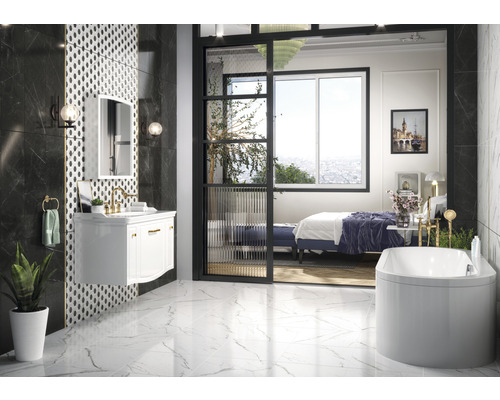 Baie cu lavoar, oglindă, cadă, faianță și ușă de sticlă