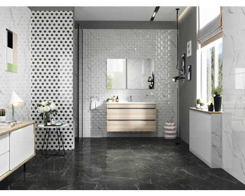 Baie luminoasă cu chiuvetă, oglindă și plăci decorative