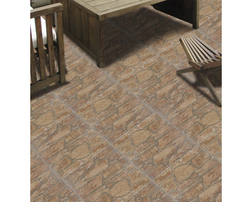 Terasa cu gresie cu aspect de piatră și mobilier din lemn