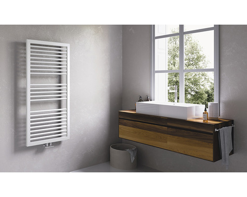 Baie cu radiator de prosop alb și chiuvetă