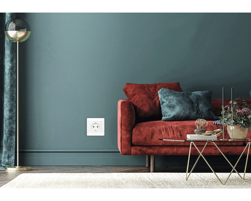 Cameră de zi cu canapea, lampadar și priză