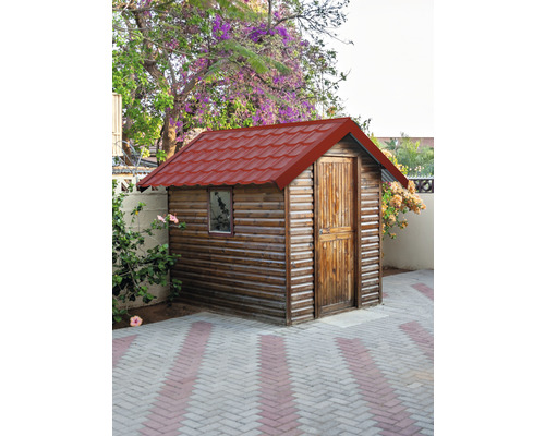 Cabină de grădină din lemn cu acoperiș roșu și ușă