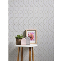 Scenă cu tapet geometric, masă, plantă, decorație și imagine