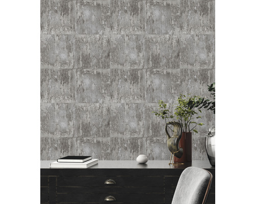 Tapetă gri cu aspect de beton în spatele unui dulap din lemn de culoare închisă