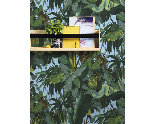 Raft cu plantă, lămâie, fotografie și clipboard galben pe un fundal de tapet botanic