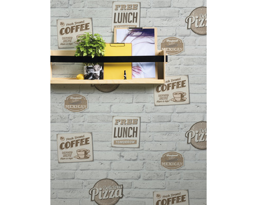 Raft de perete cu plantă, blocnotes galben și imagini pe un perete cu tapet cu model de piatră.