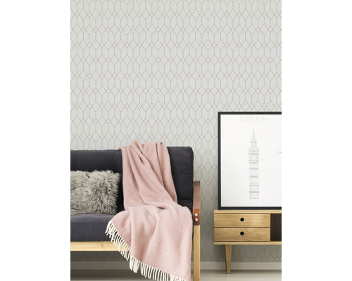 Cameră de zi cu tapet cu model, canapea, pernă, pătură, comodă și imagine