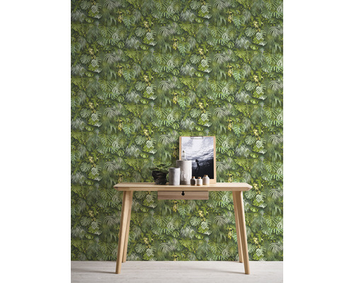 Tapetă foto cu model de frunze în spatele mesei din lemn