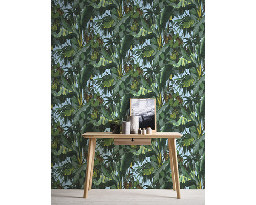 Cameră cu tapet cu junglă și masă din lemn