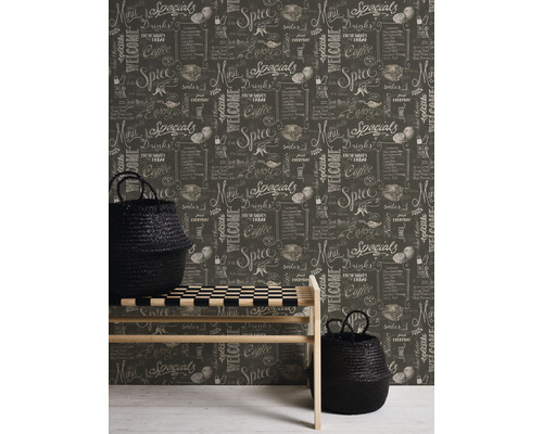 Scenă cu o bancă și două coșuri negre în fața unui perete cu tapet în stil tablă