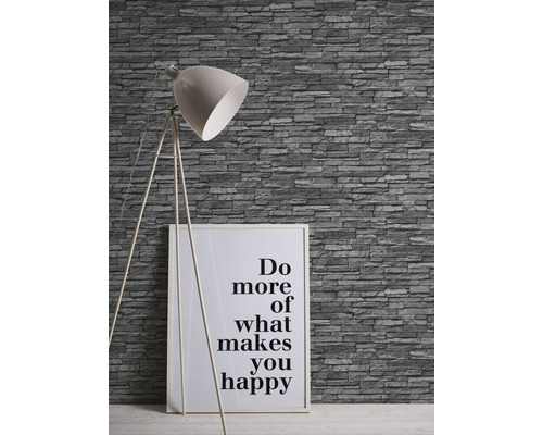 Tapetă gri cu aspect de piatră, cu lampă de podea și citat înrămat