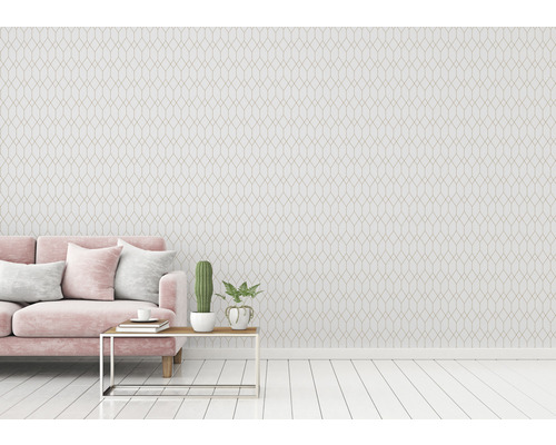 Cameră de zi cu tapet geometric, canapea și măsuță laterală