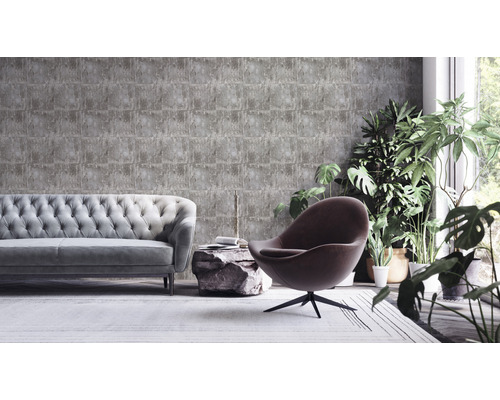 Living cu tapet gri cu aspect de piatră, canapea, fotoliu și plante de interior