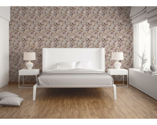 Dormitor cu pat, noptiere, lămpi și tapet cu flori