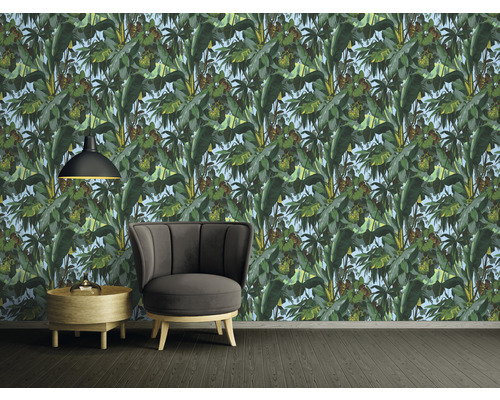 Scenă de cameră cu tapet cu junglă, fotoliu, lampă și măsuță laterală