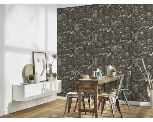 Sufragerie cu masă și tapet cu motive de meniu