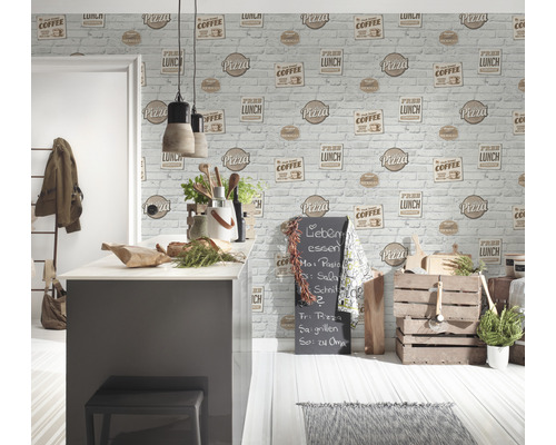 Bucătărie luminoasă cu tapet cu design de cărămidă cu alimente și băuturi imprimate pe el.