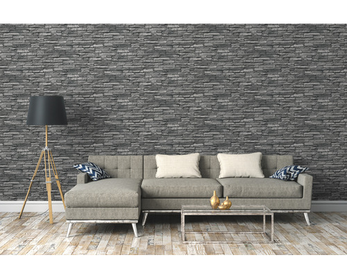 Living cu tapet gri cu aspect de piatră, canapea, lampadar și măsuță de cafea.