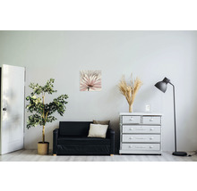 Living cu canapea, comodă, lampadar, plantă de interior și tablou de perete cu motiv floral