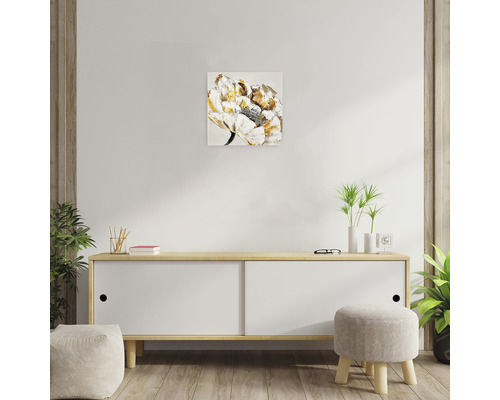 Tablou decorativ cu flori deasupra unui bufet în camera de zi