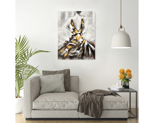 Decorarea camerei de zi cu pictura unei femei într-o rochie