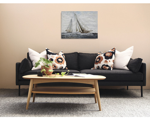 Cameră de zi cu canapea, masă din lemn și pictură cu veliere