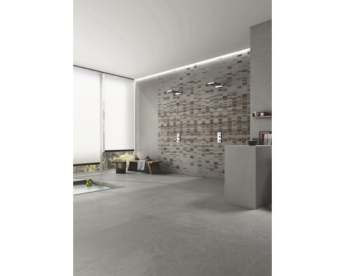 Baie spațioasă cu duș, zonă de relaxare și fereastră