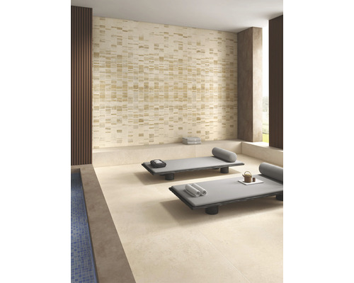 Zonă de wellness luminoasă cu pardoseală cu gresie și faianță mozaic pe perete, șezlonguri și piscină