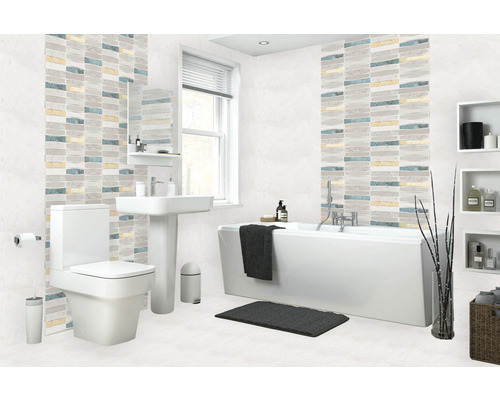 Baie luminoasă cu toaletă, lavoar, cadă și plăci de mozaic