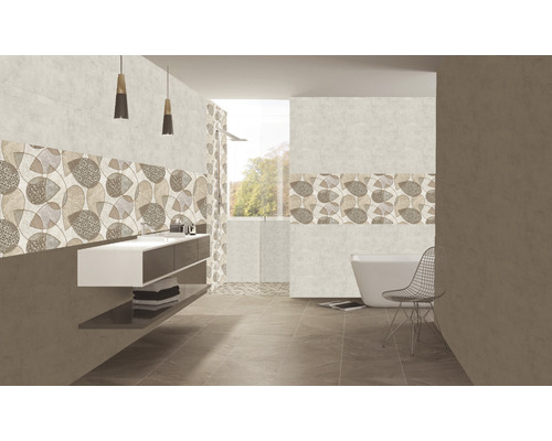 Baie cu lavoar, cadă și plăci cu model