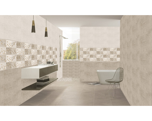 Baie luminoasă cu chiuvetă, cadă și faianță