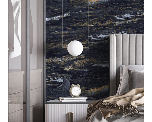 Dormitor cu pat, veioză, ceas și perete cu model