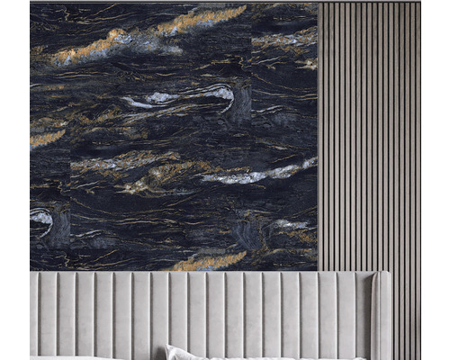 Design perete dormitor cu aspect de marmură și panouri din lemn