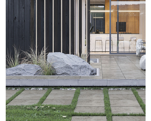 Exterior cu potecă din plăci de piatră, formațiune stâncoasă și arhitectură modernă în fundal