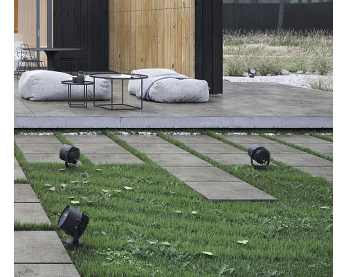 Exterior cu plăci de terasă, gazon și reflectoare de grădină