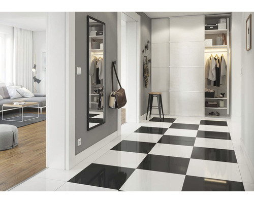 Hol cu garderobă, oglindă și gresie în carouri