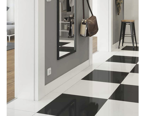 Hol cu gresie în șah, oglindă și spații de depozitare