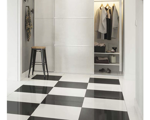 Hol cu gresie tip tablă de șah, dulap și garderobă cu uși glisante