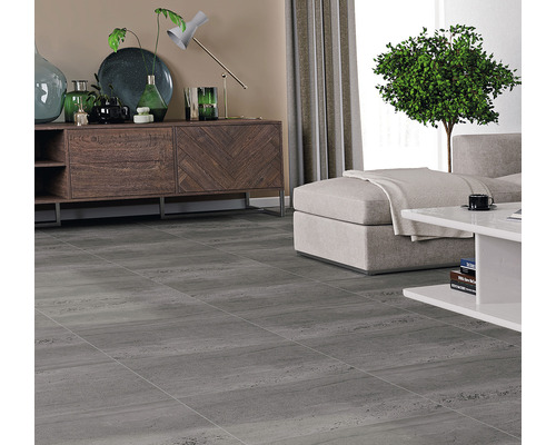 Living cu gresie gri, canapea și comodă