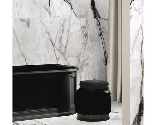 Baie cu cadă, taburet și faianță de perete cu aspect de marmură