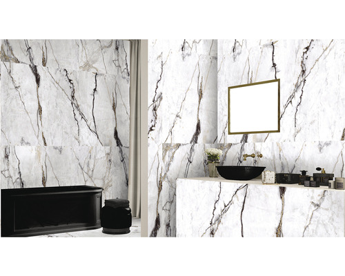 Baie cu gresie de marmură, cadă, chiuvetă și oglindă