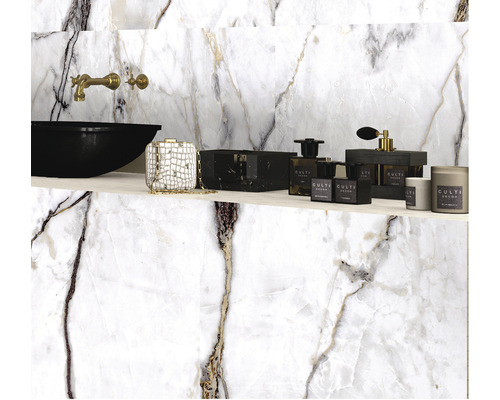 Interior de baie cu lavoar, robinet și accesorii pe un raft în fața unui perete de marmură