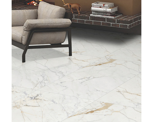 Cameră de zi cu fotoliu și gresie cu aspect de marmură