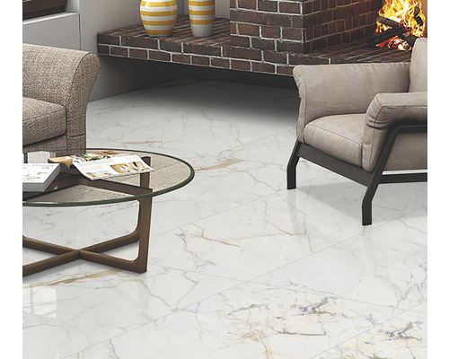 Living cu gresie de marmură, fotoliu, măsuță de cafea și șemineu.