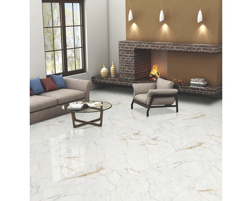 Cameră de zi cu pardoseală cu aspect de marmură, șemineu și locuri de ședere.