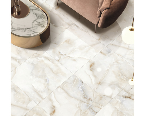 Pardoseală cu aspect de marmură într-un living