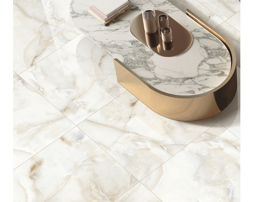 Gresie cu aspect de marmură cu măsuță de cafea