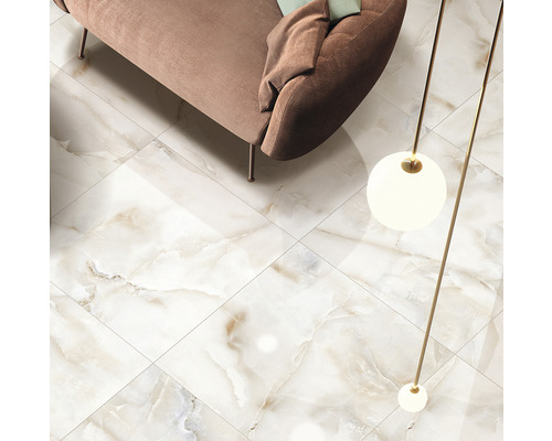 Gresie de podea cu aspect de marmură într-un living cu canapea și lampă de podea