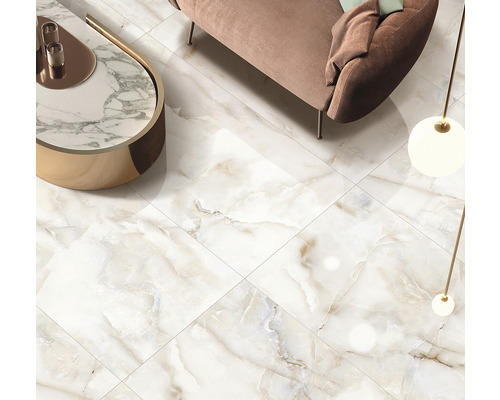 Scenă de interior cu plăci ceramice cu aspect de marmură, canapea și măsuță de cafea