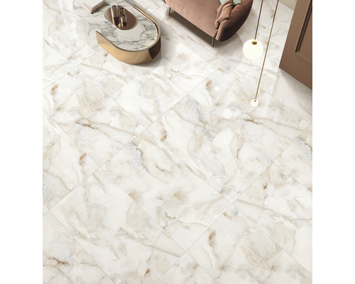 Cameră de zi luminoasă cu plăci de podea cu aspect de marmură, masă și fotoliu